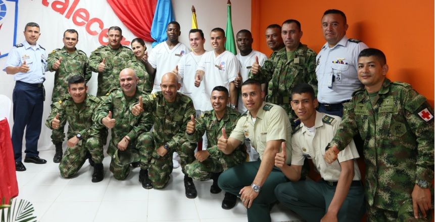 Personas en un acto protocolario organizado por el ejercito