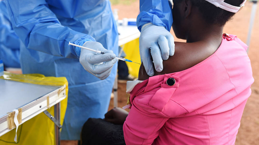 Ebola en el Congo Personal de saludo vacunando a un niño