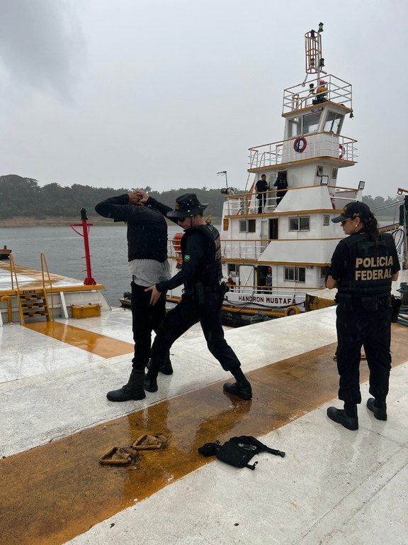PF prende um homem e apreende arma e munições de procedência ilegal em embarcação image for PF prende um homem e apreende arma e munições de procedência ilegal em embarcação