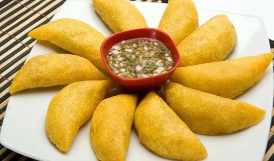 Convocan a marchar para legalizar las empanadas Empanadas servidas en una mesa