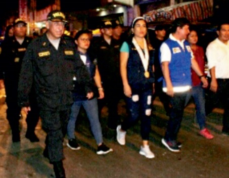 Personas caminado en una calle de Punchana  