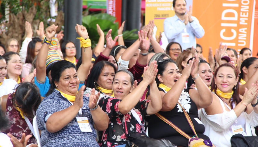 Mujeres en un evento aplaudiendo