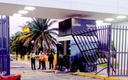 Conductor se queda dormido y chocó contra la puerta del aeropuerto. image for Conductor se queda dormido y chocó contra la puerta del aeropuerto.