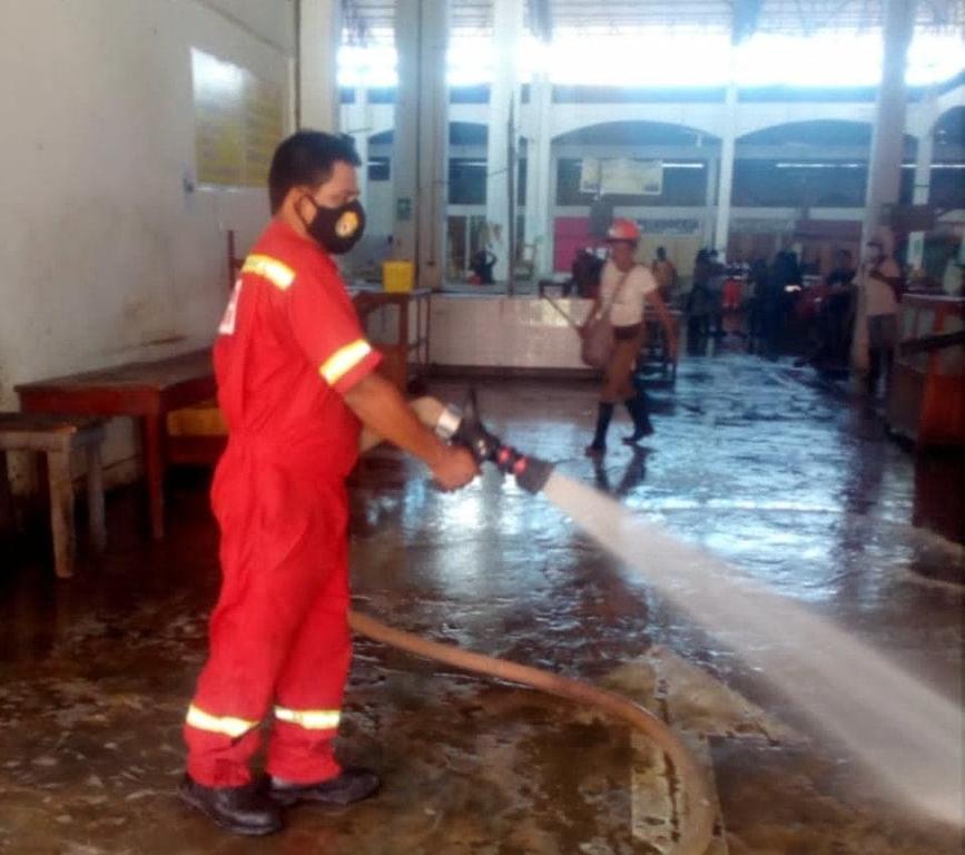 image for Bomberos realizar trabajos de limpieza y baldeado del mercado Clavero