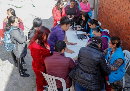 Inicia quinta entrega de incentivos de Familias en Accion Personas en una mesa reunidos