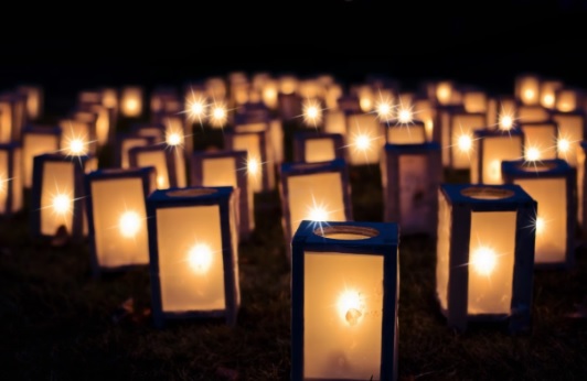 Finales de año Farores encendidos en el suelo