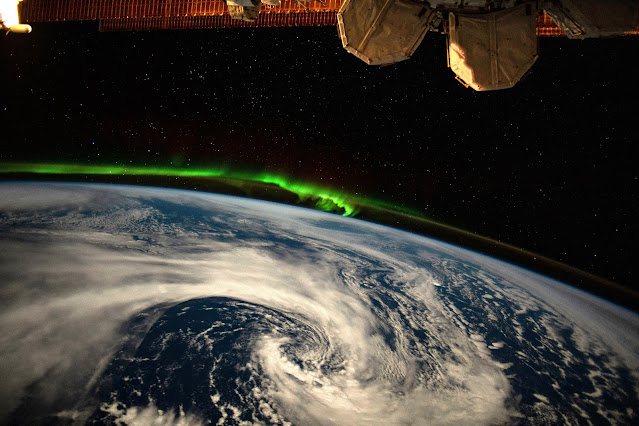 image for Astronauta capta a la vez un huracán y un Aurora Boreal 