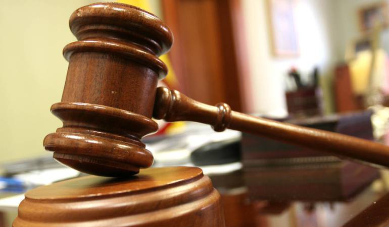 Caso de investigacion en caso de chuzadas Martillo de madera en una mesa