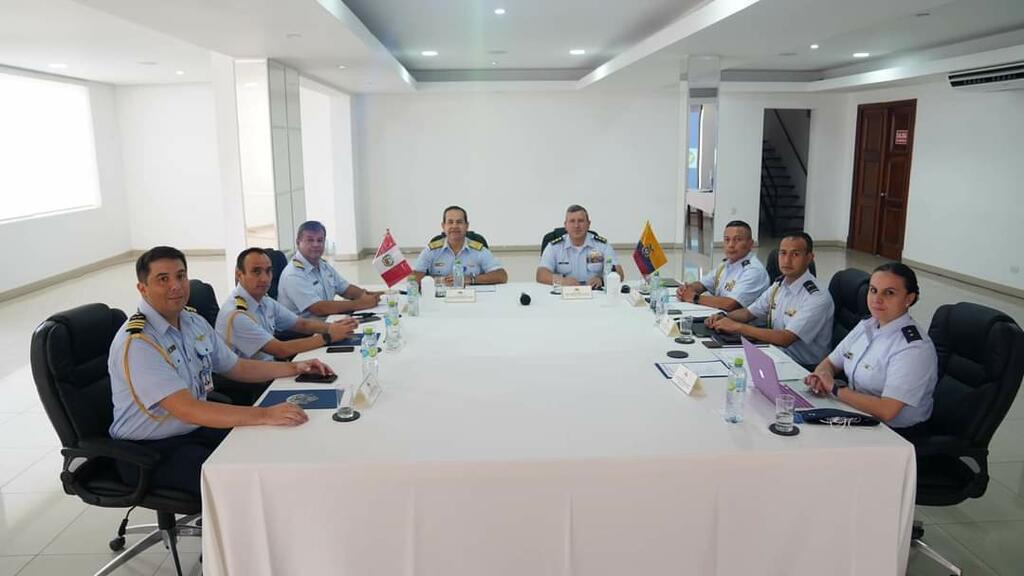 image for Reunión  entre Mayor General de las Fuerzas Aéreas de Perú y Colombia