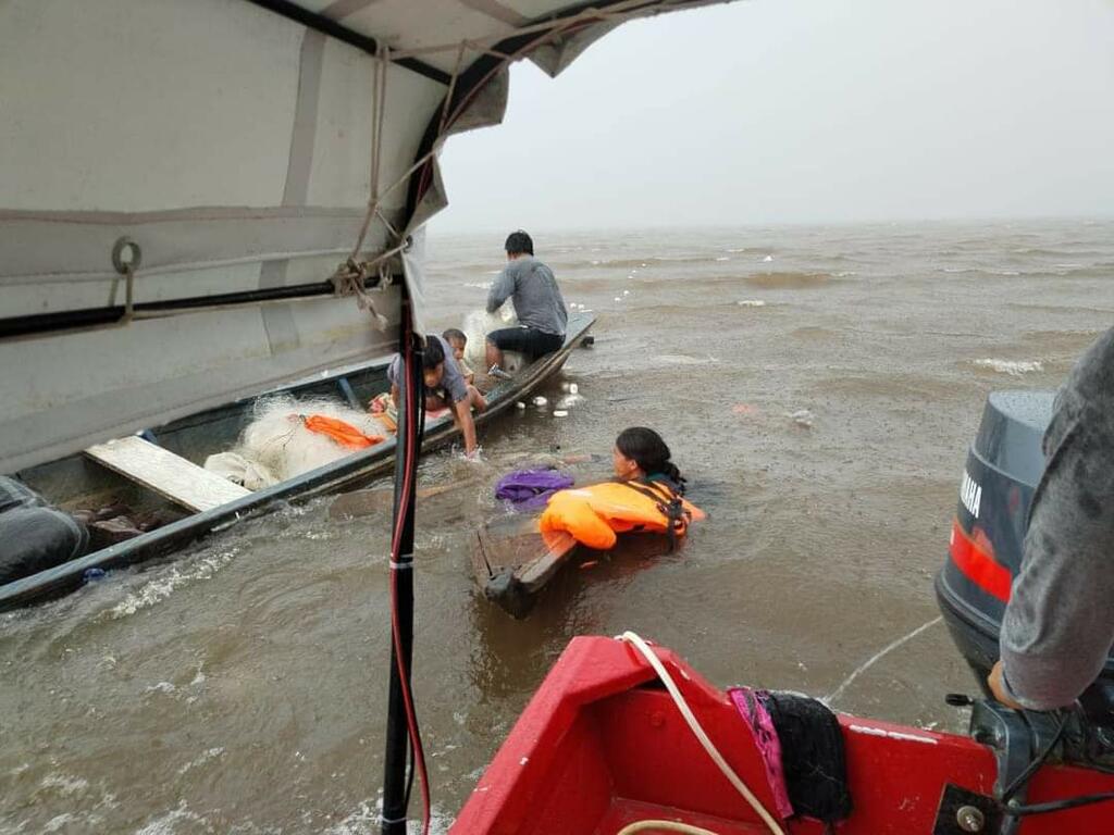 image for Rescatan  cuatro personas de embarcación a punto de hundirse