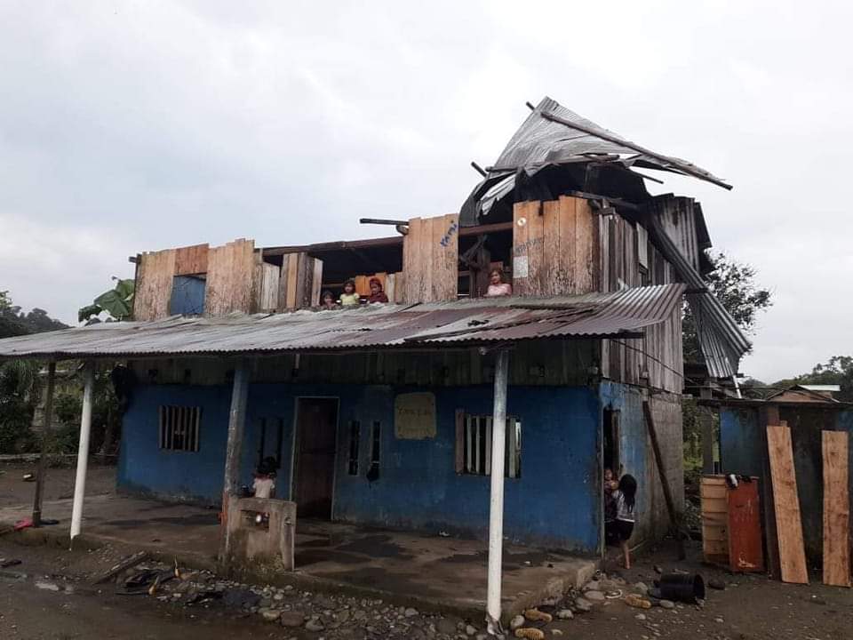 image for Fuerte viento destruyó la casa donde vive el señor Marcelo