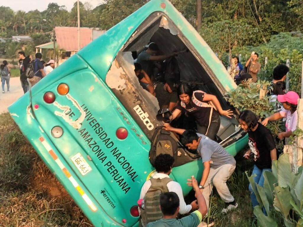 Bus de la Universidad Nacional de la Amazonía Peruana se volteó image for Bus de la Universidad Nacional de la Amazonía Peruana se volteó
