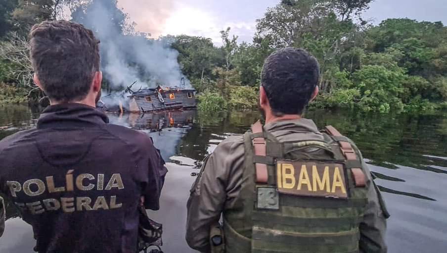 image for PF destrói balsas destinadas à atividade de garimpo ilegal no AM