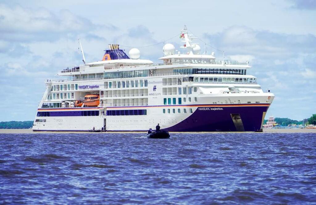 image for Cruzeiro alemão chega a tríplice fronteira com centenas de turistas