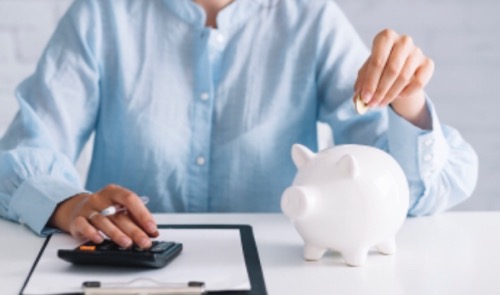 Cultura de ahorro Personas en una mesa escribiendo
