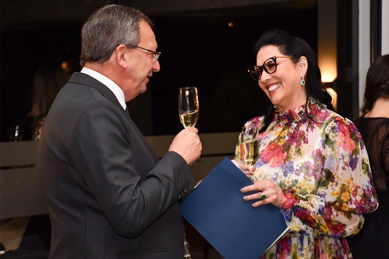 Las bondades del vino Dos personas brindando