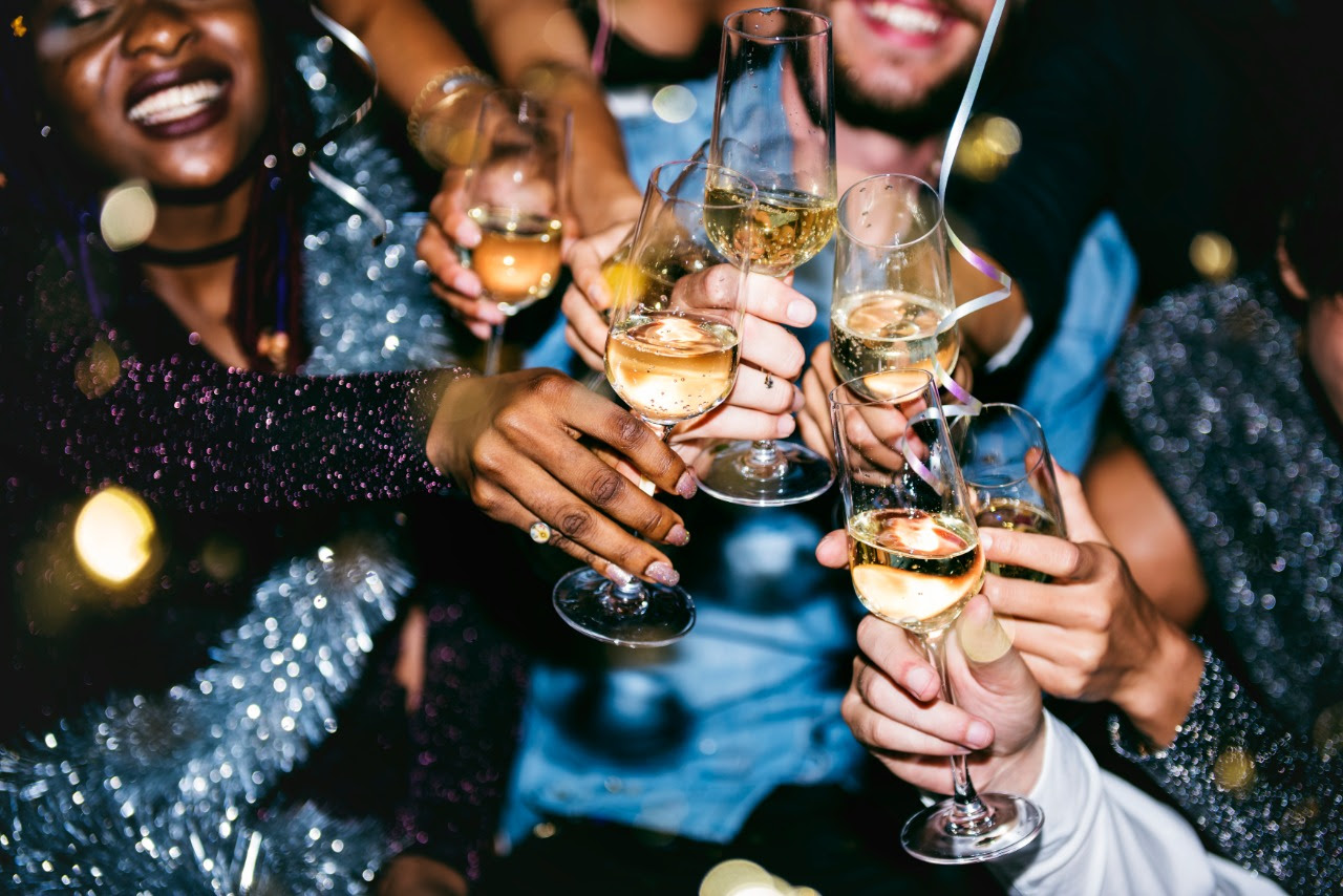 Lugares recomendados para recibir el año nuevo Personas brindando por el fin de año y nuevo año