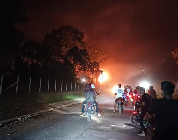 image for Incêndio atinge máquina que fabrica asfalto para o aeroporto em Fonte Boa