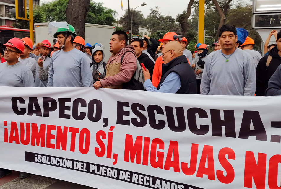 image for Gremios de trabajadores marchan en Lima exigiendo aumento de sueldo 