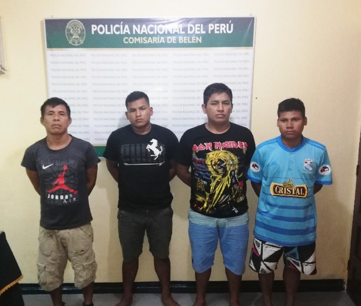 Cuatro personas en una comisaria