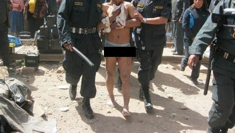 Policias sacando a un ladron de la multitud linchandolo