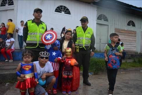 Hombres y mujeres de la policia nacional garantizaron tranquilidad Niños y policias en las calles de Leticia en el dia del dulce