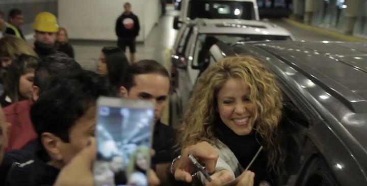 Fiscalia española señala a Shakira de delitos fiscales Shakira subiendose a un auto