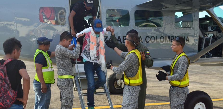Dando cumplimiento con la política de responsabilidad social Personal del Gaama ayudando a bajar hombre de un avion