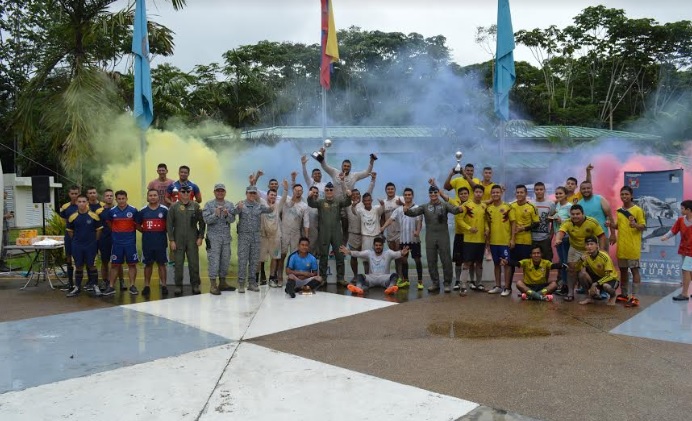 Celebración del aniversario de la Fuerza Aérea Colombiana Personas en celebracion de aniversario de la Fuerza Aerea