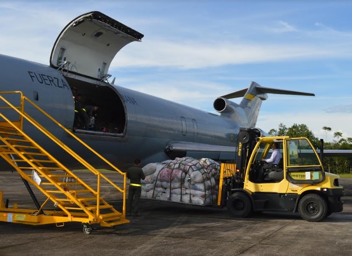 Grupo Aereo del Amazonas transporta material reciclable Avion estacionado y siendo lleno de mercancia reciclable