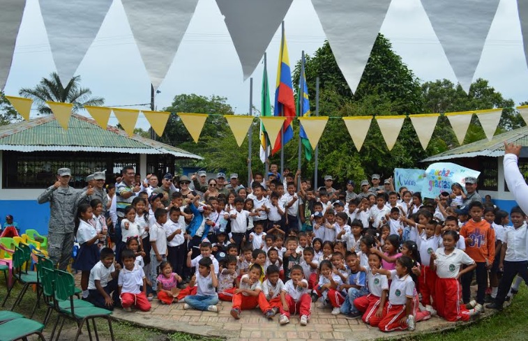 Eventos del GAAMA en colegios de Leticia Niños en un grupo siendo fotografiados