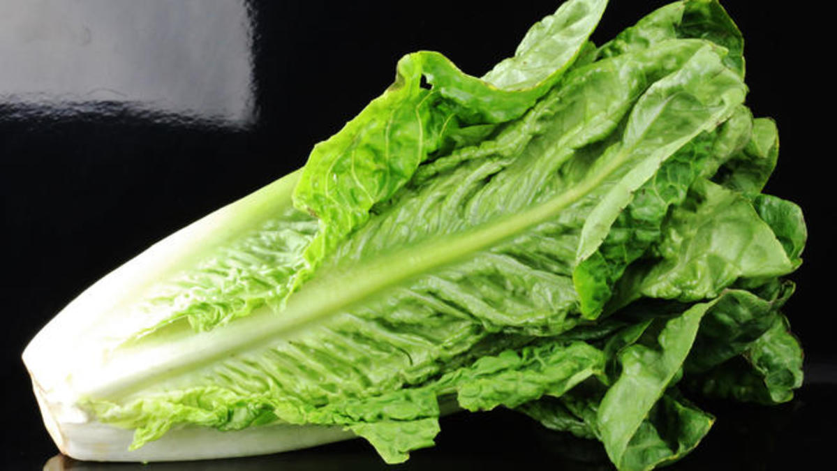 Alerta tajante en Estados Unidos ante lechuga romana Lechuga romana en una mesa