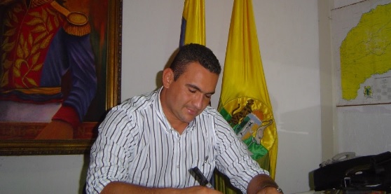 Gobernador de Vicahada firmando un documento