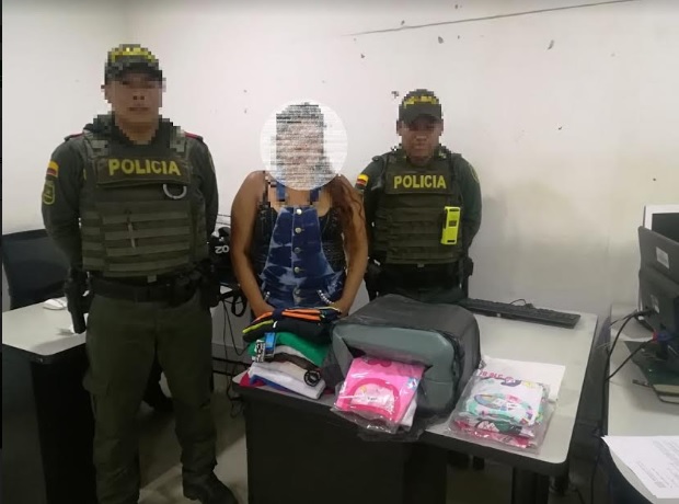 La mujer ingreso a un local comercial sustrayendo varias prendas de vestir Personas en una oficina siendo fotografiados