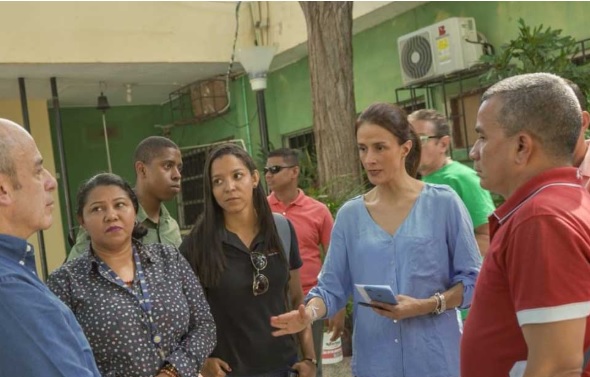 Personas caminando en grupo