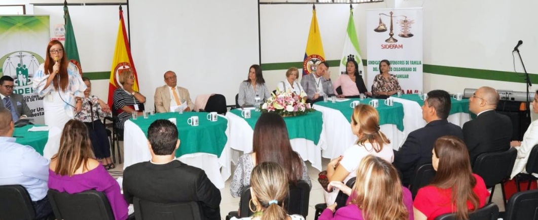 En el marco de la conmemoración del Día Nacional del Defensor de Familia Personas en una reunion