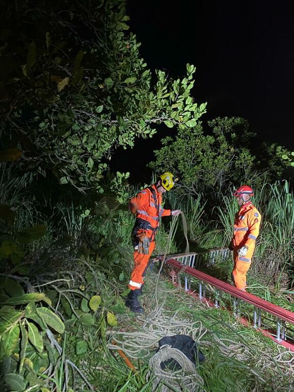 image for Bombeiros resgatam homem que ficou preso em cisterna por mais de 10h