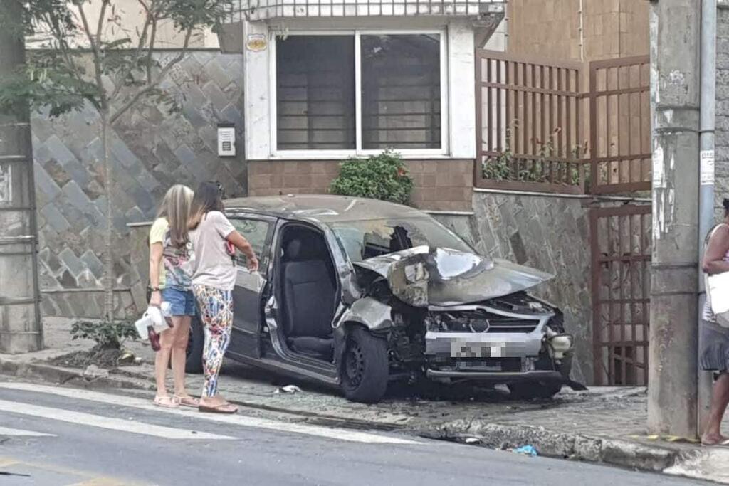 Idosas morrem após carro bater em muro e pegar fogo no bairro Silveira image for Idosas morrem após carro bater em muro e pegar fogo no bairro Silveira
