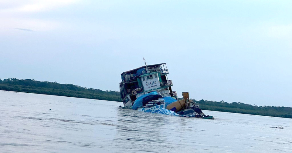 image for Embarcación encalla en un banco de arena y se hunde en el río Ucayali