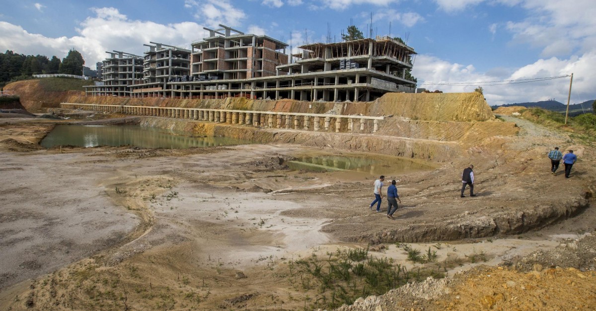 Fiscalia investiga irregularidades en caso Meritage Personas en una obra