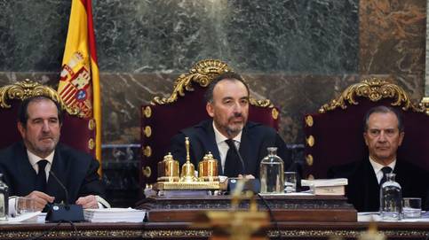 Gobierno danés anunció hoy la suspension de exportacion armas Personas en un recinto en una reunion