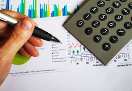 Una calculadora en una mesa