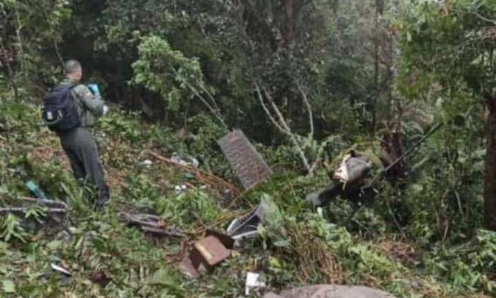 image for Primeras imágenes del helicóptero que cayó en Antioquia