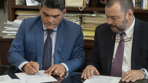 Carlos Negret junto a Gregorio Eljach Pacheco firmado documentos