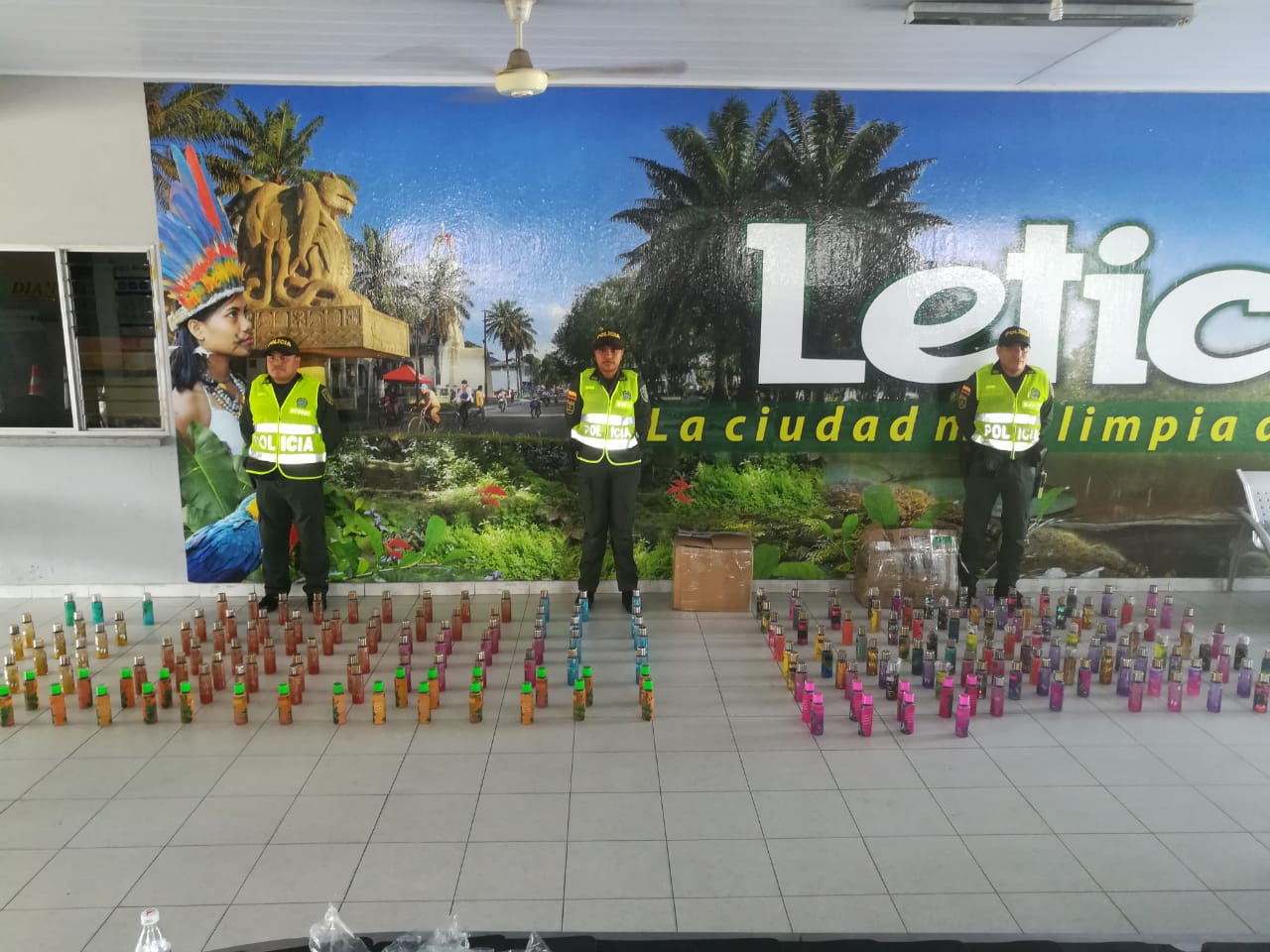 Incautamos más de 100 unidades de splash de contrabando Personal de la policia en frente de contrabando incautado