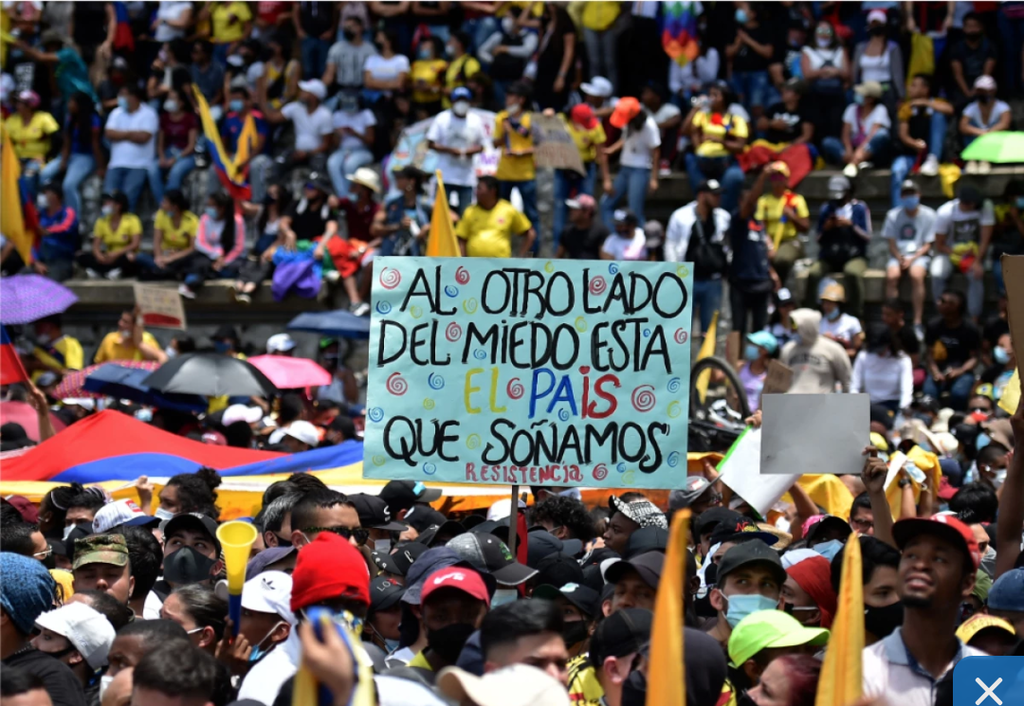 image for Colombianos protestan por cuarto día consecutivo contra reforma tributaria
