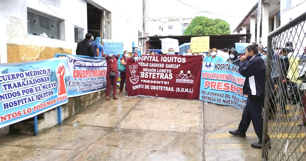 image for Trabajadores del hospital protestaron  por mal estado del local de contingencia