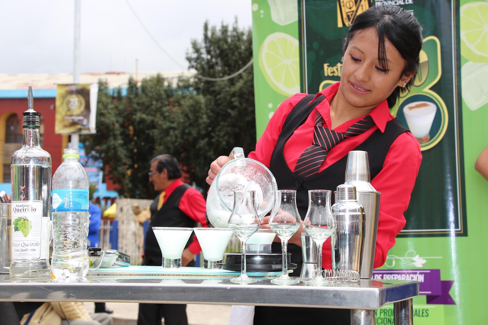 Mujer preparando una bebida