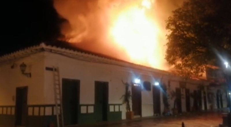 Imagen desde un edificio de barranquilla en incendio de noche