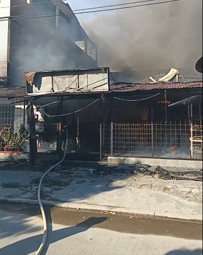image for Voraz incendio consume restaurante en zona comercia